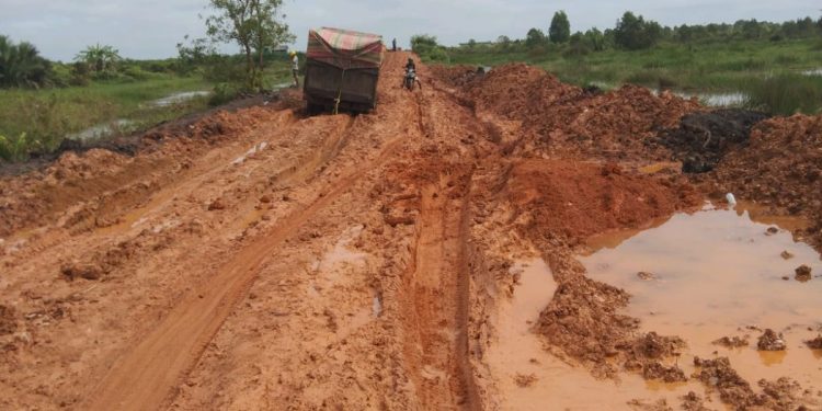 Tiga Desa di Kecamatan Sembawa Banyuasin Terisolasi Karena Akses Jalan Bagai Kubangan Kerbau, Pengusaha & Pemda Tutup Mata ?