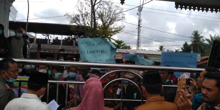 Kepling di Labuhanbatu Demo ke DPRD, Tidak Terima Dipecat Tanpa Alasan Yang Jelas
