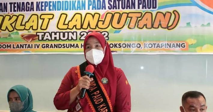 Bunda Paud Labusel Hj. Darni Edimin Buka Diklat Berjenjang Tingkat Lanjutan