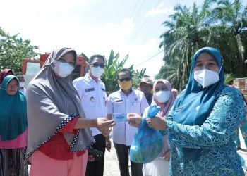 Bupati Labusel & Ketua TP.PKK Kunjungi Masyarakat Terkena Dampak Banjir di Kampung Rakyat