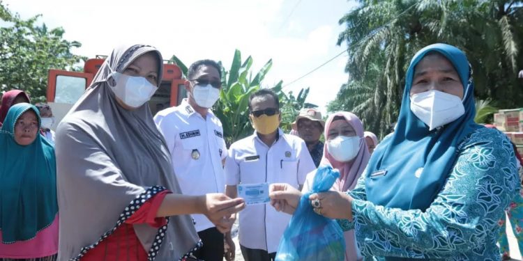 Bupati Labusel & Ketua TP.PKK Kunjungi Masyarakat Terkena Dampak Banjir di Kampung Rakyat