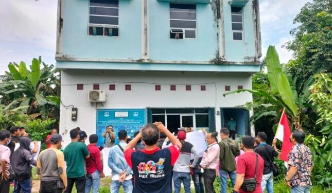 Diduga Lecehkan Profesi nya, Puluhan Wartawan Geruduk Kantor Harian Banyuasin