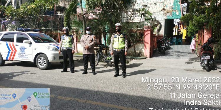 Polres Tanjungbalai Lakukan Pengamanan Gereja, Dengan Humanis Himbau Jemaat Lakukan   Vaksin Dosis 1,2 dan 3 (Boster) di GOR Polres Tanjungbalai