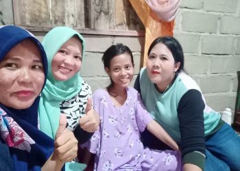 Selesai Pengobatan, Wujud Kepedulian Media Bersama Tim DPC GENCAR dan DPC PKB Banyuasin Mengantar Leni Pulang Kerumahnya