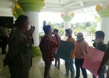 GMPKP INDONESIA Demo Didepan Kantor Wali Kota Tg.balai Desak Walikota Copot Kadis PUPR