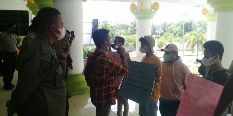 GMPKP INDONESIA Demo Didepan Kantor Wali Kota Tg.balai Desak Walikota Copot Kadis PUPR