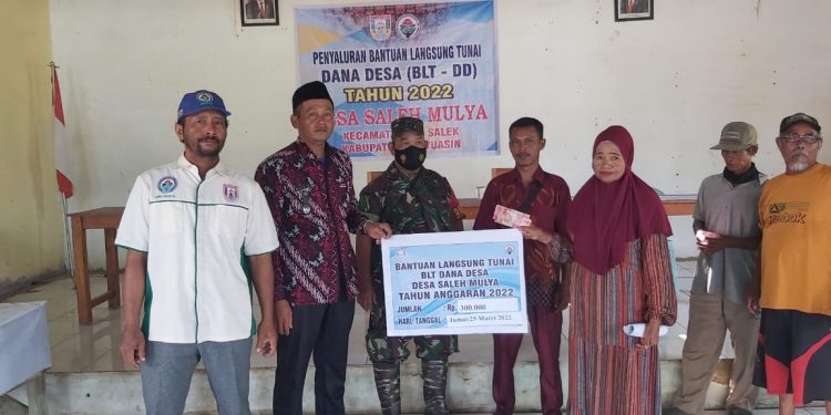 Kades Saleh Mulya Salurkan BLT-DD Dan Tegaskan Sudah Sesuai RegulasiYaitu 40 %