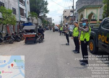 Sat Lantas Polres Tanjungbalai, Gatur Lalin Sekaligus Bagikan Masker Kepada Jemaah Yang Lakukan Sholat Jumat