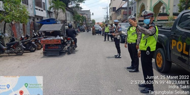 Sat Lantas Polres Tanjungbalai, Gatur Lalin Sekaligus Bagikan Masker Kepada Jemaah Yang Lakukan Sholat Jumat