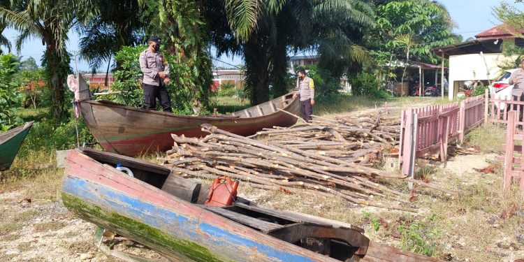 Warga GP Simpang Lhee Serahkan Tiga Boat Kepolsek Langsa Barat