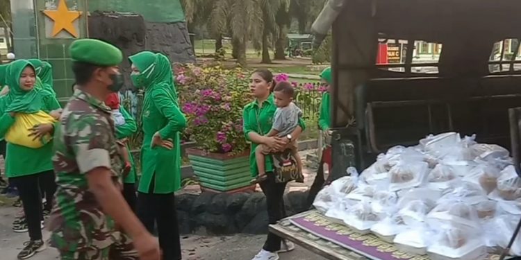 Persit KCK Kompi Senapan C Yonif 126/KC Rantauprapat Bagikan 1000 Paket Takjil ke Pengguna Jalan