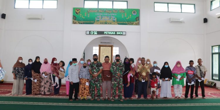 Panitia Badan Amil Zakat Masjid Arrahman Salurkan Zakat Fitrah Anggota dan Keluarga Besar Korem 045/Gaya