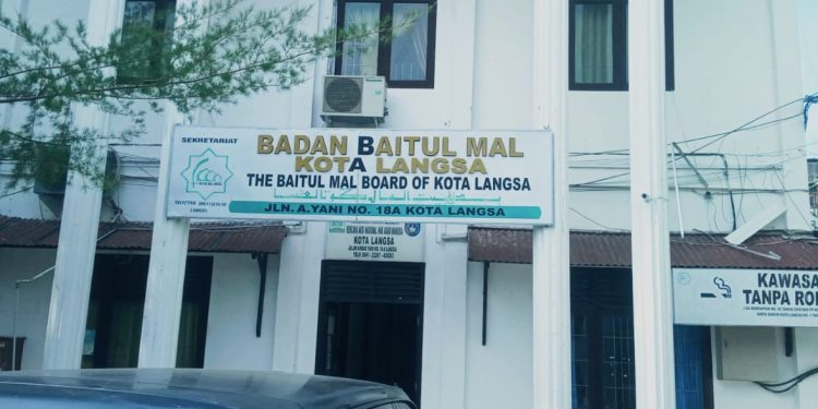 Baitul Mal Kota Langsa Berikan Bantuan Dana Rujukan Pengobatan Pasien