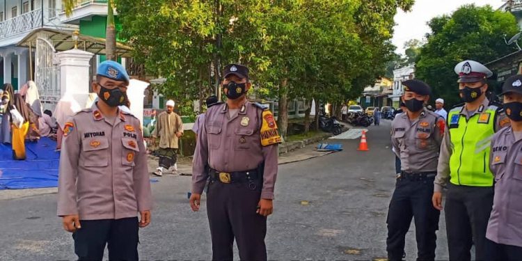 Personil Polres Bangka Barat Laksanakan Giat Pengamanan Sholat Ied di Masjid-masjid Kabupaten Bangka Barat