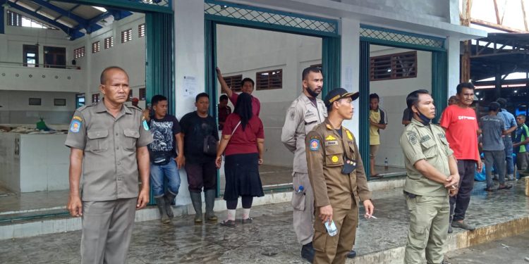 Gerak Cepat Personil Satpol PP Lakukan Penertiban Pajak Ikan di Pasar Kota Langsa