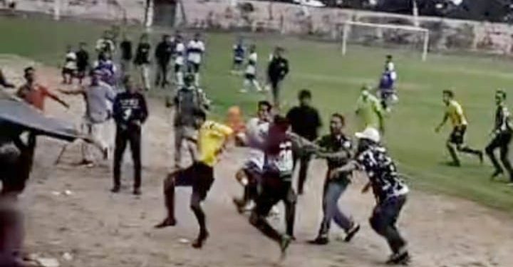 Pertandingan Sepakbola Piala Bupati Labuhanbatu Ricuh, Wasit  Kena Pukul