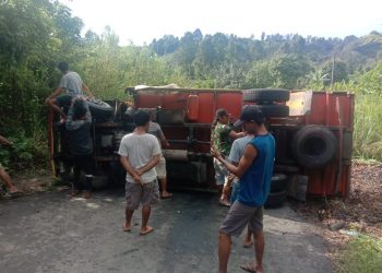 Truk Jagung Tidak Kuat Menanjak, Terguling di Tebing Sungai Keruh Desa Pelangki OKU Selatan
