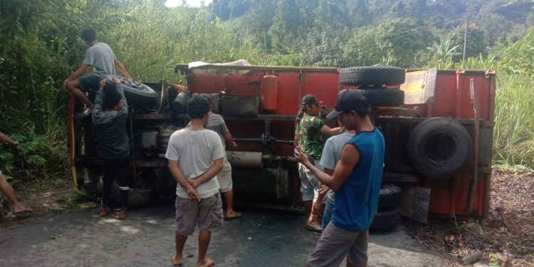 Truk Jagung Tidak Kuat Menanjak, Terguling di Tebing Sungai Keruh Desa Pelangki OKU Selatan