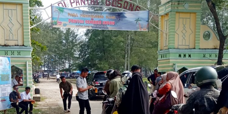 Ribuan Pengunjung Padati Pantai Cemara Indah Gosong