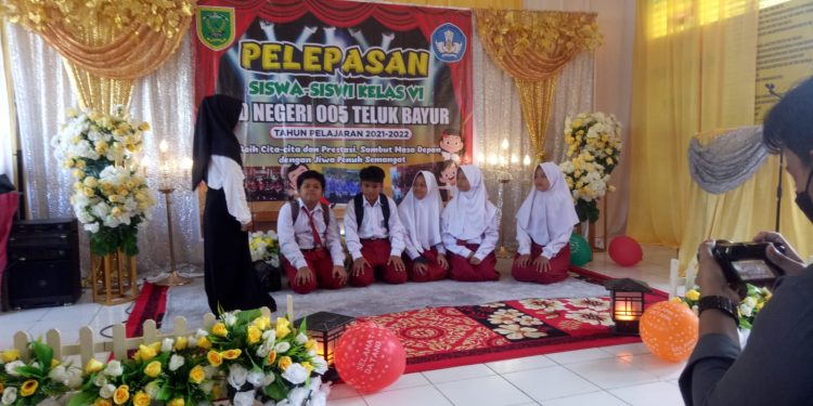 Pelepasan Siswa-Siswi Kelas VI SD Negeri 005 Teluk  Bayur Penuh Dengan Air Mata