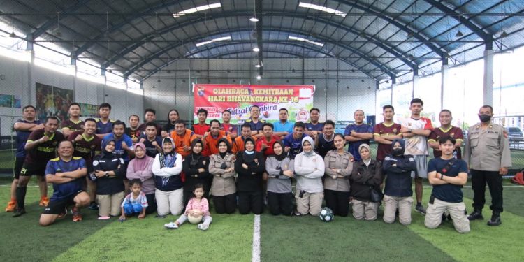Dalam Rangka HUT Bhayangkara ke – 76 Polda Kaltim Gelar Futsal Gembira, Bid Humas Vs Wartawan Tingkatkan Sinergitas