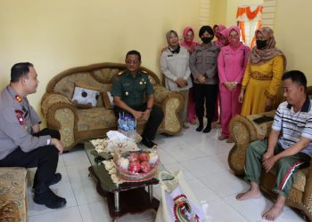 Sambut HUT Ke-76 Bhayangkara, Kapolres Labuhanbatu Anjangsana ke Personil Polri dan TNI Sakit Menahun, Serta Masyarakat