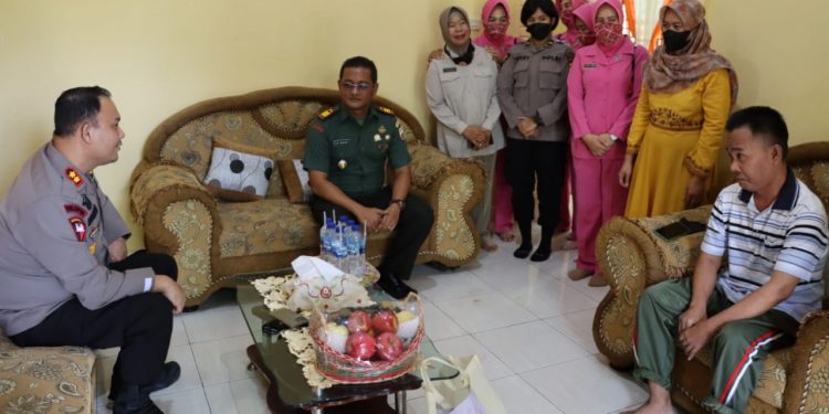 Sambut HUT Ke-76 Bhayangkara, Kapolres Labuhanbatu Anjangsana ke Personil Polri dan TNI Sakit Menahun, Serta Masyarakat