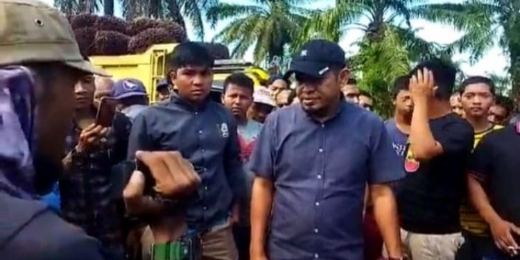 Masyarakat Pulo Padang Hampir Keos, Truk-Truk Brondolan Ke PKS PT.Pulo Padang Sawit Permai Putar Balik