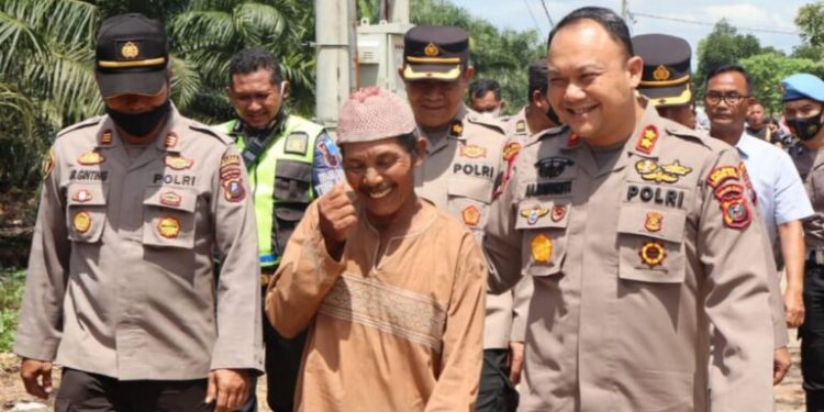 Hilang Kontak Selama 30 Tahun, Muhadi Difasilitasi Kapolres Labuhanbatu Kembali Ke Jawa Timur