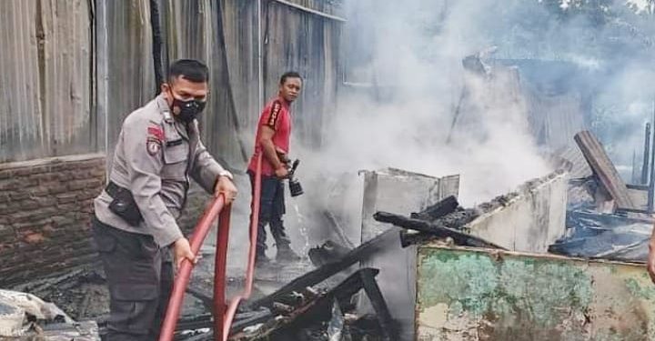 Personil Polsekta Kota Pinang Bantu Padamkan  Kebakaran  Rumah  Warga