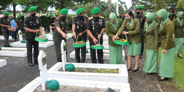 Peringati HUT ke-12, Korem 045/Gaya, Ziarah ke TMP Pawitralaya
