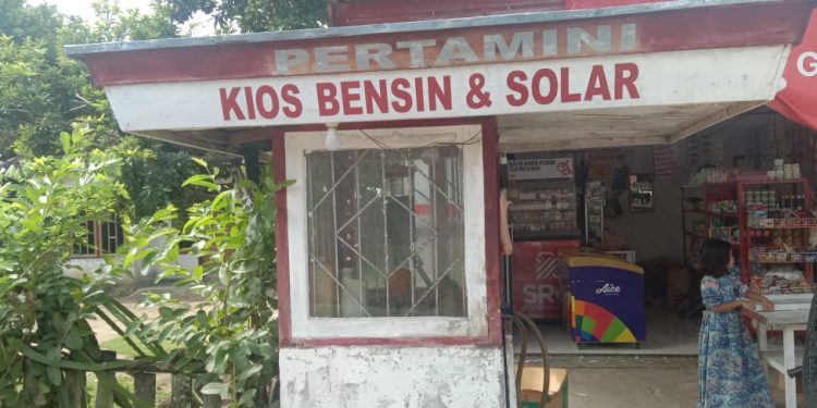 Imbas Kebijakan Pihak PERTAMINA, Rakyat Kecil Semakin Terjepit, Pertalit di OKU Selatan di Pengecer Rp. 12 Ribu Per Liter