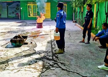 Pimpinan PT Bank Aceh Syariah Kc Langsa Menggandeng Tim Damkar BPBD Meningkatkan Kapasitas Penanganan Bahaya Kebakaran