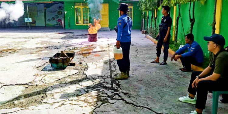 Pimpinan PT Bank Aceh Syariah Kc Langsa Menggandeng Tim Damkar BPBD Meningkatkan Kapasitas Penanganan Bahaya Kebakaran
