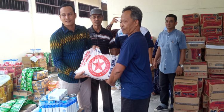 Anggota DPR Aceh Partai Nasdem, Menyalurkan Bantuan Usaha Ekonomi Produktif kepada Masyarakat Kota Langsa