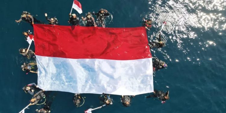 Merah Putih Berkibar di Bawah Laut Berau