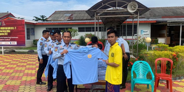 Lapas Sekayu Bagikan Baju Tidur Untuk Seluruh Warga Binaan