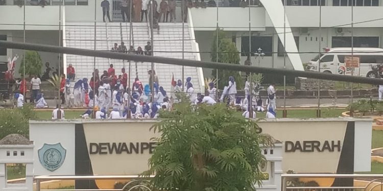 Puluhan Tenaga Medis RSUD Rantauprapat Geruduk Kantor DPRD Lakukan Mogok Kerja, Sampaikan Jeritan Hati Tenaga Kerja Sukarela (TKS)