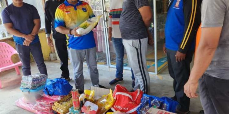 PJ Walikota Langsa Memberi Bantuan Kepada Warga Korban Kebakaran