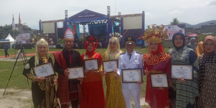 Camat  Bilah  Barat Mengikuti Sidang Paripurna DPRD Labuhanbatu, HUT Pemkab Ke 77 Tahun dan  Camat  Mendapat Penghargaan Juara  Satu  Sangat  Terbaik