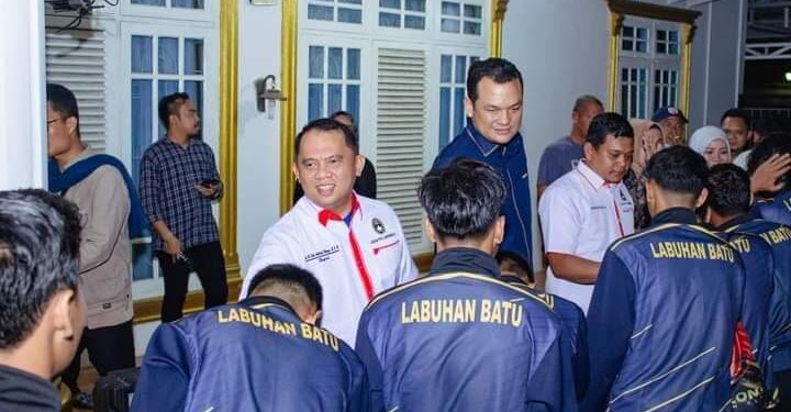 Bupati Labuhanbatu dr.H.Erik Adtrada Ritonga M.K.M, Melepas Keberangkatan Taem Sepakbola