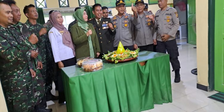 Kapolsek dan Camat Gunung Tabur Mengucapkan,  Dirgahayu TNI  Yang Ke-77  Pada Danramil 0902 Kapten Arm Rustan.A