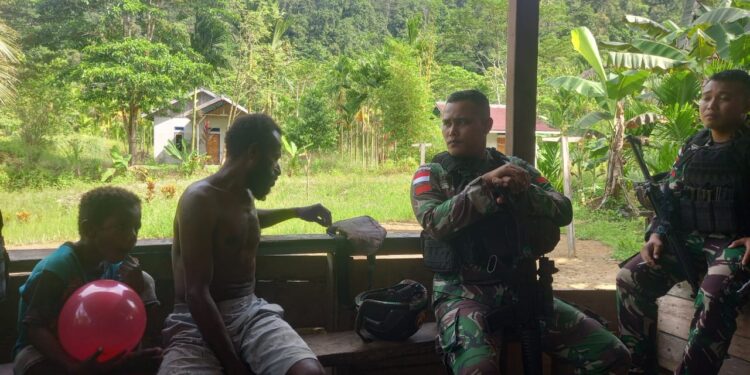 Satgas Pamtas Yonif 132/BS Melaksanakan Ajangsana Ke Desa Uskuar