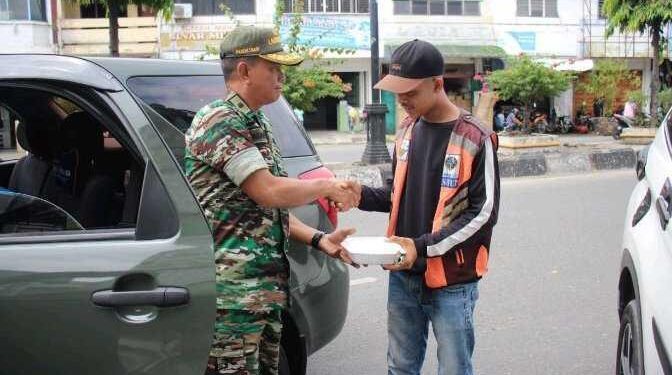 Jum’at Berkah, Kasdim 0209/LB Berbagi Nasi Kotak Dengan Abang Becak dan Petugas Parkir