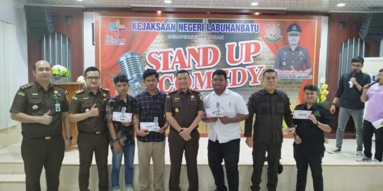 Kajari  Rantau Prapat Peringati Hakordia, Gelar Stand Up Comedy