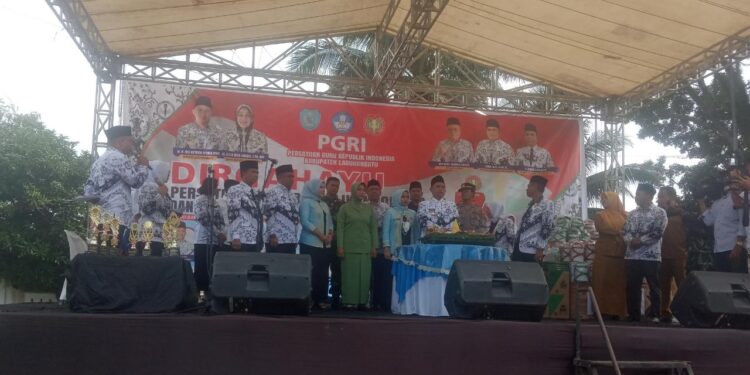 Bupati Dr.H.Erik Adtrada Ritonga .M.KM. Peringati Acara Puncak HUT ke 77 PGRI dan HGN tahun 2022 Dilapangan Ika Bina Rantau Prapat