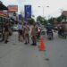 Satpol PP dan WH Kota Langsa Turun ke Jalan Untuk Tambal Jalan Berlubang