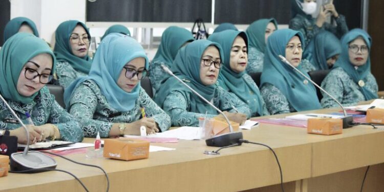 Ketua  TP. PKK . Hj.Maya hasmita.Adtrada Ritonga S.poG .Bersama Kadis.PMD  Abdi Jaya Pohan.SH.Buka Rapat Program PKK