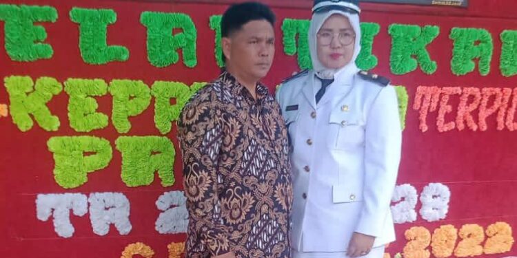 Masyarakat Desa Aek Kundur  Antusias Sambut Kades (Fitri Nawati Sikumbang) Usai di Lantik di Lapangan Upacara  Padang Lawas Utara