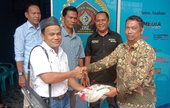 PT. MJL Bersama PWI Labuhanbatu Berbagi Beras 1 Ton Kepada Insan Pers